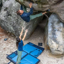 Snap Climbing Hip Crash Pad -Edelrids Sport Outdoor Store snap crash pads bounce bleu action 2