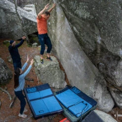 Snap Climbing Hip Crash Pad -Edelrids Sport Outdoor Store snap crash pads hip bleu action 1