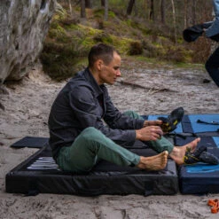 Snap Climbing Stamina Crash Pad 29 Snap Climbing Stamina Crash Pad -Edelrids Sport Outdoor Store snap crash pads stamina black avec humain 3